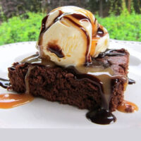 BROWNIE CON HELADO